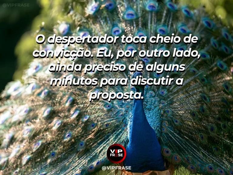 Arte com frase para status sobre humor com a hora de acordar, com despertador vintage e caneca de café sobre criado-mudo com janela luminosa.