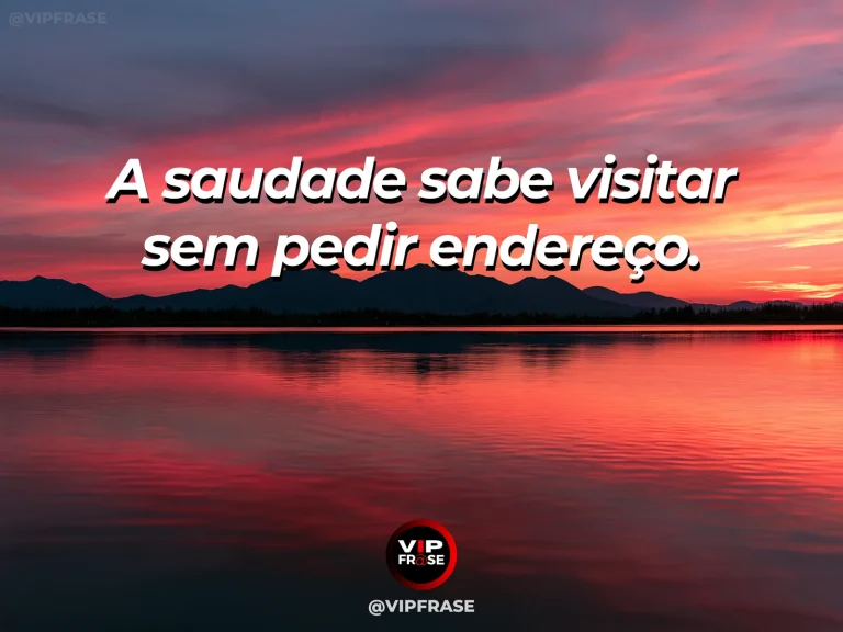 Arte com frase para status sobre lembranças que retornam, com janela antiga aberta para jardim florido numa tarde dourada.
