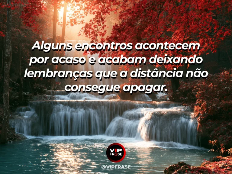 Arte com frase para status sobre memórias de encontros especiais, com estação ferroviária antiga coberta de flores sob luz de fim de tarde.