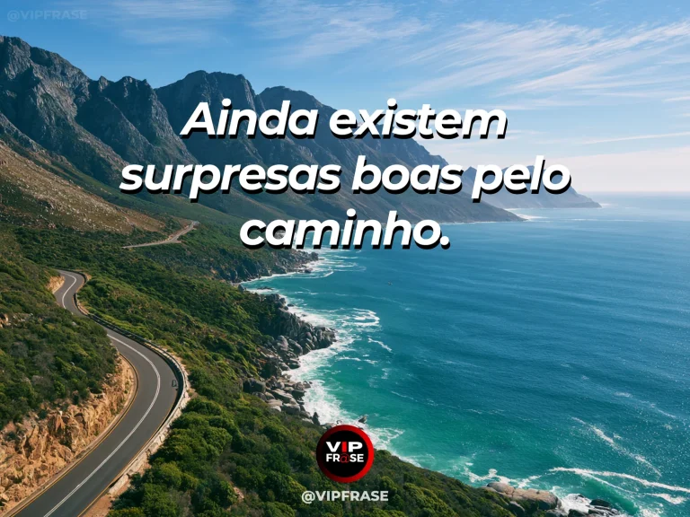 Arte com frase para status sobre otimismo diante do inesperado, com trilha florida entre colinas verdes terminando em baía turquesa.