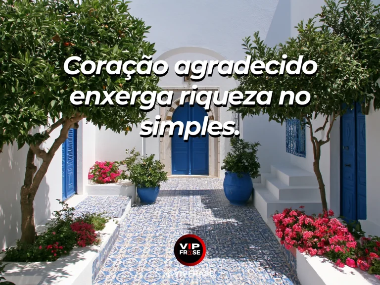 Arte com frase para status sobre riqueza das coisas simples, com mesa rústica com frutas e pão ao sol no campo.