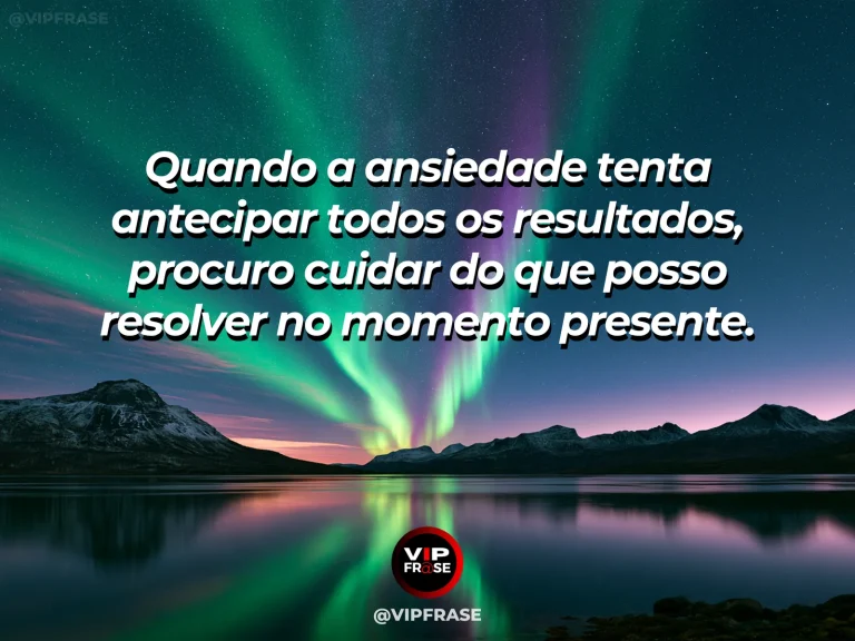 Arte com frase para status sobre serenidade no presente, com lago alpino perfeitamente calmo com flores coloridas à margem.