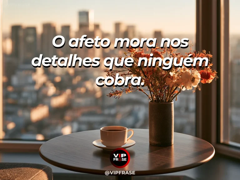 Arte com frase para status sobre ternura nos pequenos gestos, com mãos colocando flores frescas em um vaso sobre mesa de madeira clara.