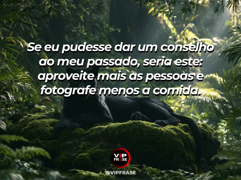 Arte com frase para status sobre valorizar momentos mais que registros, com mesa ao ar livre com amigos rindo e almoço colorido, câmera desligada.