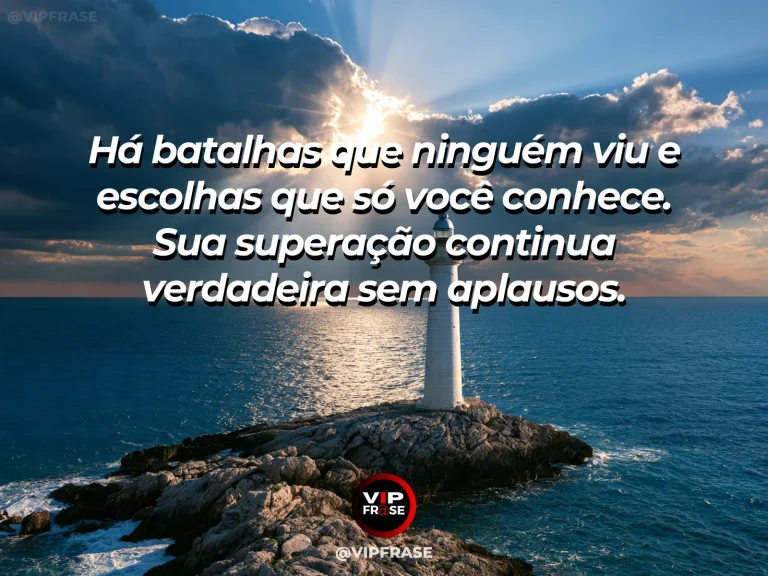 Mensagem de superação em farol solitário sobre penhasco verde ao amanhecer, simbolizando força que existe mesmo sem testemunhas.