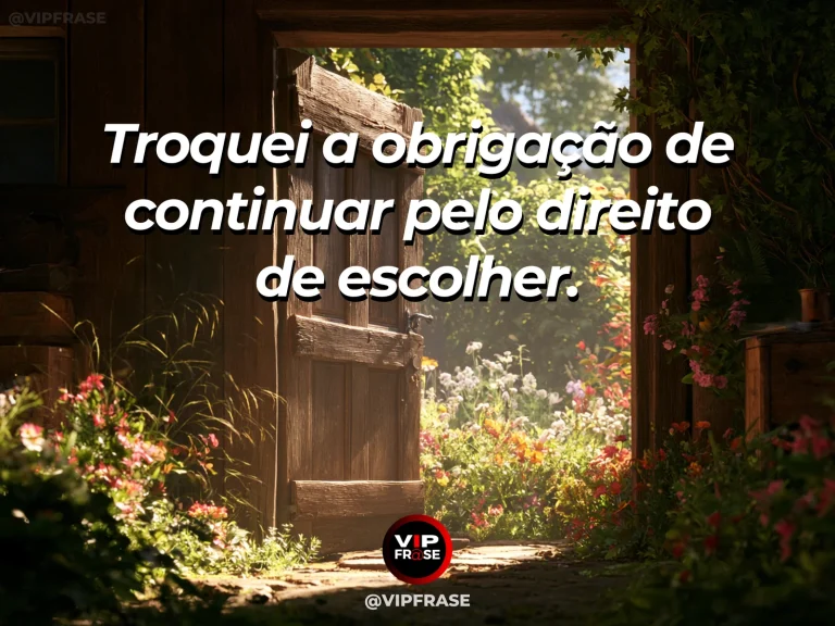 Mensagem de recomeço sobre escolher mudar em vez de continuar por obrigação, em portão entreaberto entre um muro florido e um jardim ensolarado.