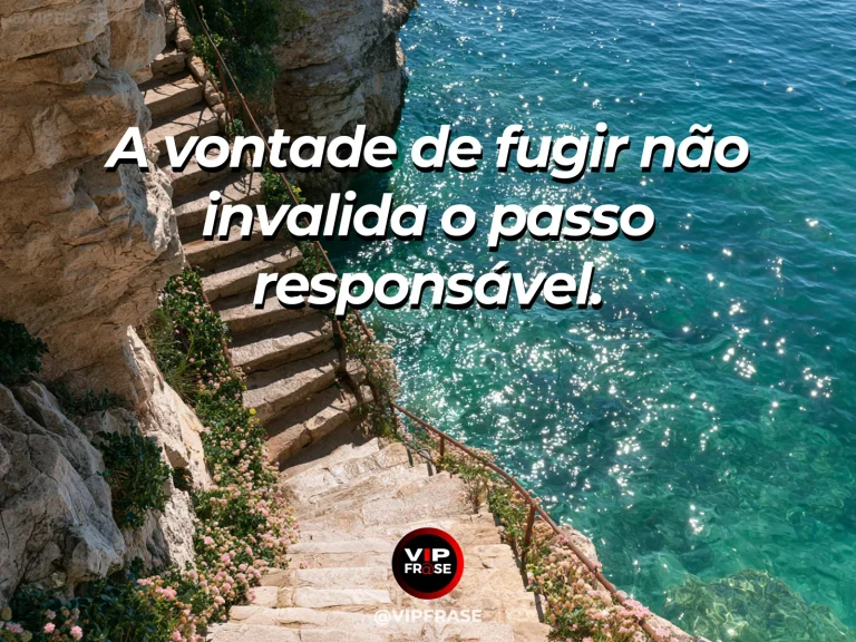 Frase de força sobre um passo apesar da vontade de fugir, com escadaria estreita de pedra subindo um penhasco sobre o mar.