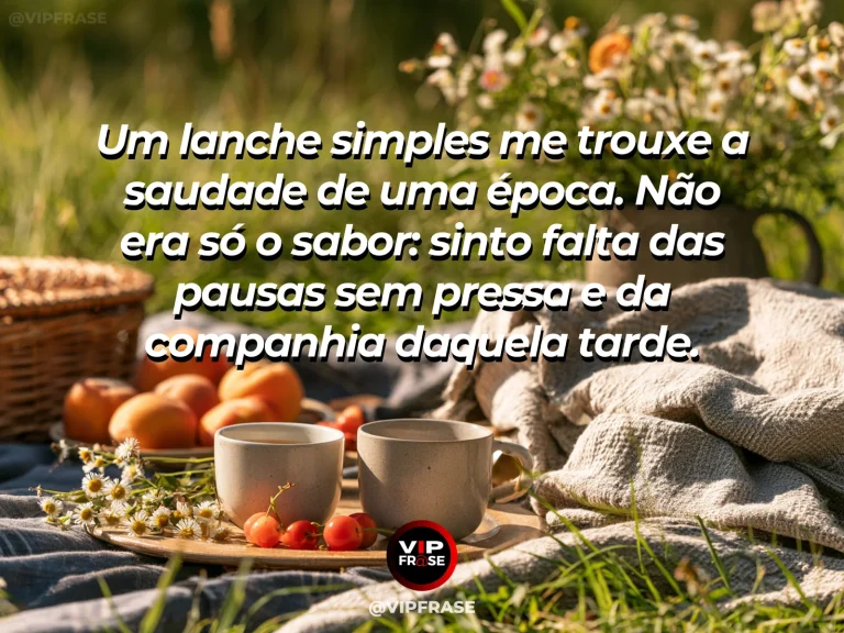 Mensagem de saudade sobre a falta do sabor de uma época, com bolo caseiro em mesa de café perto do jardim.