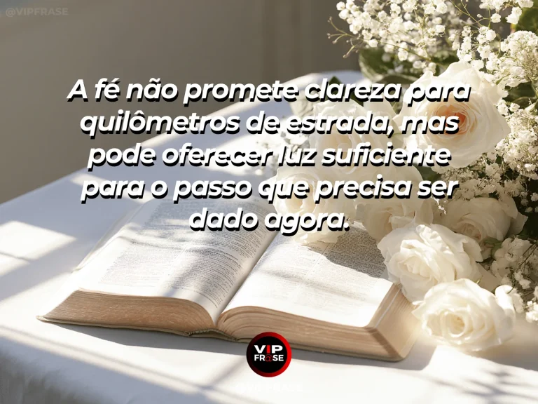 Frase de fé com trilha de floresta com pequenos feixes de sol iluminando o caminho em etapas.