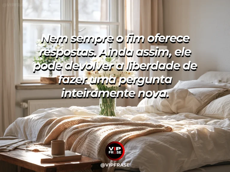 Frase sobre recomeço e uma pergunta nova depois de um encerramento, em cena de caderno branco aberto sobre mesa diante de horizonte luminoso.