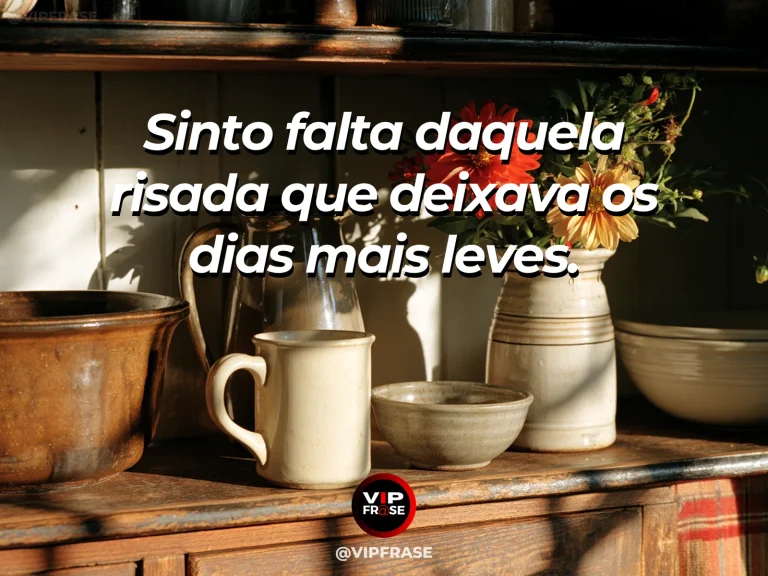 Mensagem de saudade sobre a falta de uma risada especial, com cozinha luminosa com limões e cortinas ao vento.