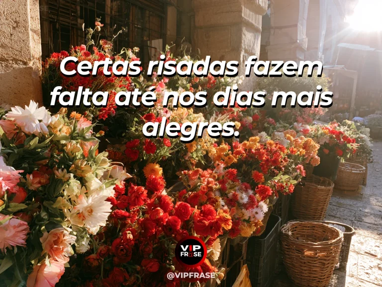 Frase sobre saudade com guirlandas floridas balançando acima de pátio ensolarado.
