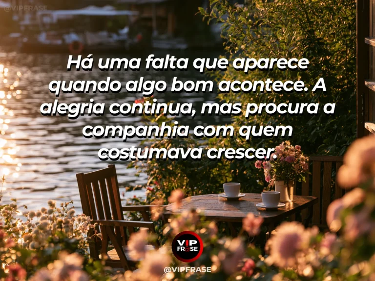 Frase sobre saudade com arranjo colorido em mesa pronta para celebrar, cadeira vazia.