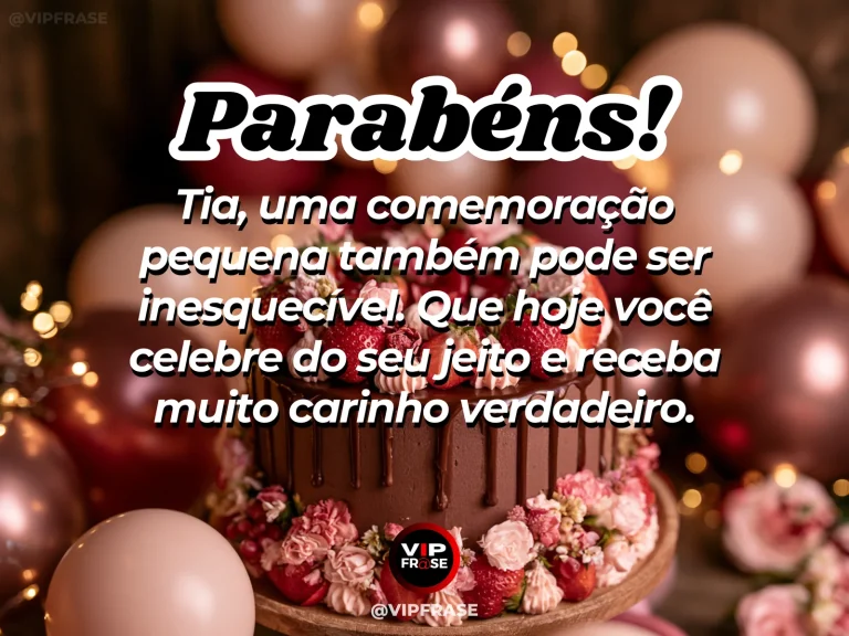 Mensagem de aniversário para tia sobre felicidade, com intimate small birthday cake and simple flowers in lovely home.