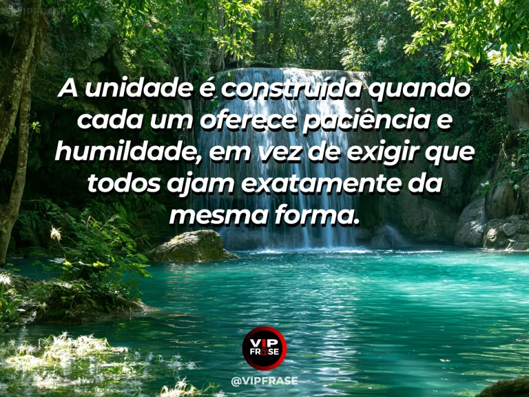 Arte com frase de paz sobre unidade construída com paciência e humildade, em cenário de alameda larga com flores variadas e árvores verdes.