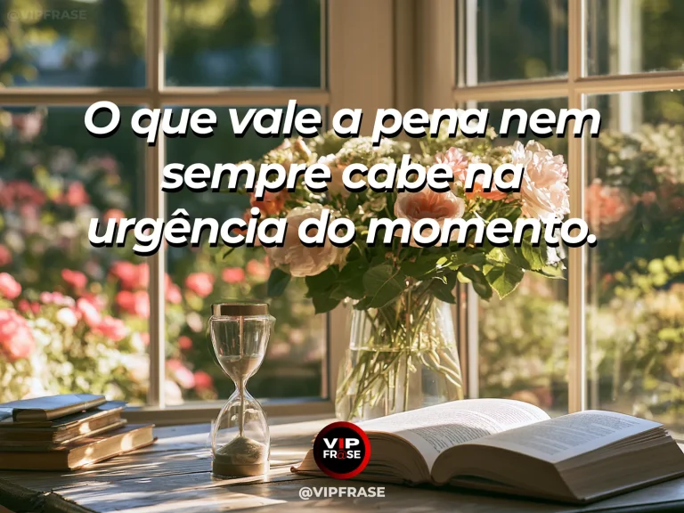 Mensagem de sabedoria sobre o valor das escolhas sem pressa, com ampulheta de vidro ao lado de muda verde.
