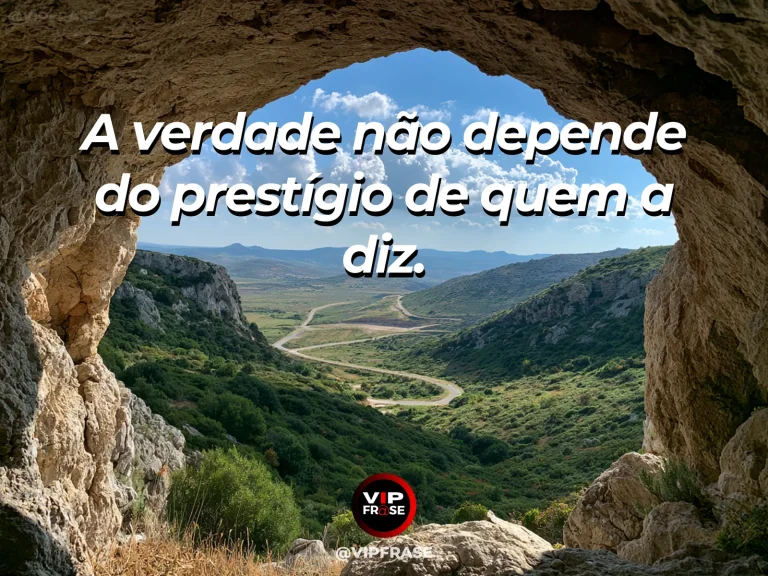 Mensagem de sabedoria sobre verdade além do prestígio, com pedra simples e joia de vidro sob mesma luz natural.