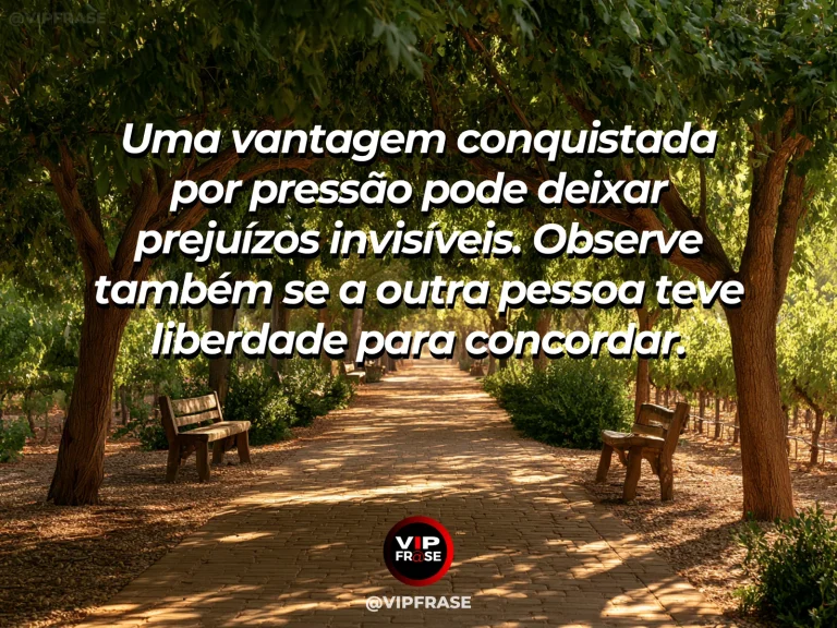Frase de sabedoria sobre liberdade diante de pressões, com portão totalmente aberto para jardim ensolarado.