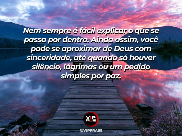 Mensagem sobre Deus com chuva leve no vidro com jardim luminoso ao fundo.